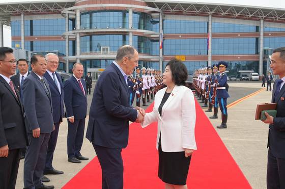 This photo, carried by North Korea's official Korean Central News Agency on July 14, shows Russian Foreign Minister Sergei Lavrov, left, shaking hands with North Korean Foreign Minister Choe Son-hui before leaving North Korea the previous day following a three-day visit to the eastern coastal city of Wonsan. [YONHAP]