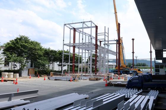 Construction of a media center for the 2025 APEC summit is underway at the Gyeongju Hwabaek International Convention Center in Gyeongju, North Gyeongsang, on July 1. [YONHAP]