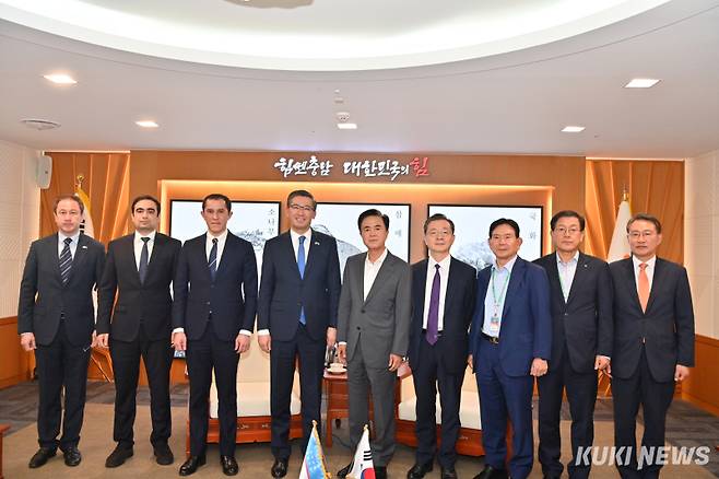 김태흠 충남지사는 15일 도청 접견실에서 압두살로모프 알리쉐르 주한 우즈베키스탄 대사와 만나 양 지역 간 경제·문화·교육 등 상호 교류 방안 및 실질 협력 방안 등을 논의했다.&nbsp;