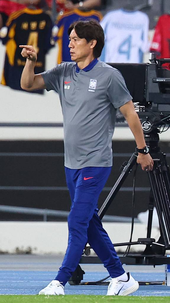 15일 경기도 용인미르스타디움에서 열린 2025년 동아시아축구연맹(EAFF) E-1 챔피언십(동아시안컵) 남자부 최종 3차전 한국과 일본의 경기에서 홍명보 감독이 작전 지시를 하고 있다. 연합뉴스 제공