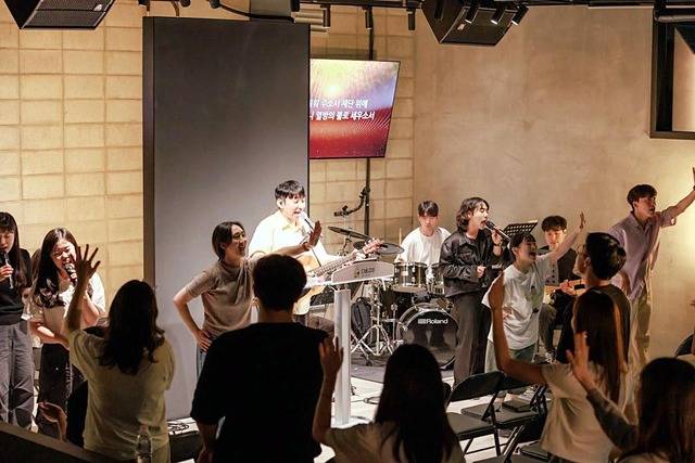 목회자 자녀(PK)를 돌보는 공동체 PK러브 회원들이 최근 서울 구로구 다움교회에서 열린 제79회 화요예배에서 찬양하고 있다.  PK러브 제공