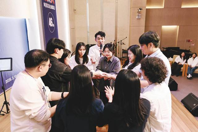 지난 2월 경기도 남양주시 예정교회에서 열린 목회자자녀세미나 참가자들이 서로 손을 모은 모습. PK러브 제공