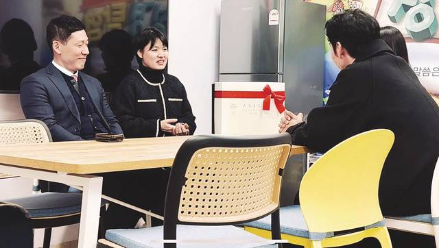 2024년 충남 태안 한 교회 목회자 부부에게 선물을 전달하는 PK러브 사역팀. PK러브 제공