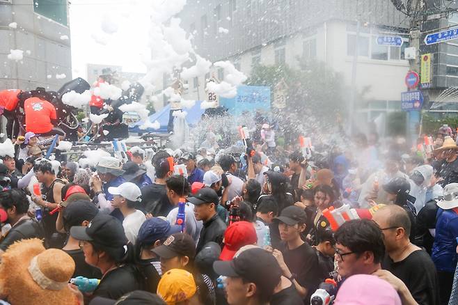 지난해 열린 정남진장흥물축제의 살수대첩 거리퍼레이드. 장흥군 제공