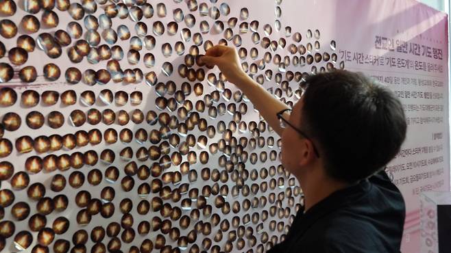 왕성교회 성도가 '40일 기도대행군' 기간인 15일 서울 관악구 교회에서 기도 시간을 뜻하는 스티커를 붙이고 있다. 왕성교회 제공