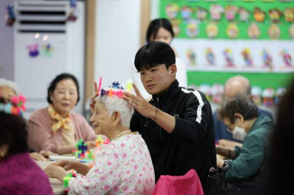 지난 6월 수원FC 선수들이 수원지역 노인주간보호센터를 찾아 사회공헌 활동을 하고 있다. 수원시 제공