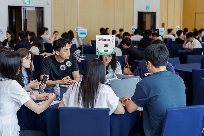 롯데그룹이 14일 서울 송파구 잠실 롯데월드타워 31층에서 채용 설명회 ‘잡카페’를 진행했다. [사진출처 = 롯데그룹]