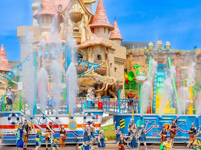 물놀이 공연인 ‘쿨링 퍼레이드’ / 사진=부산 롯데월드