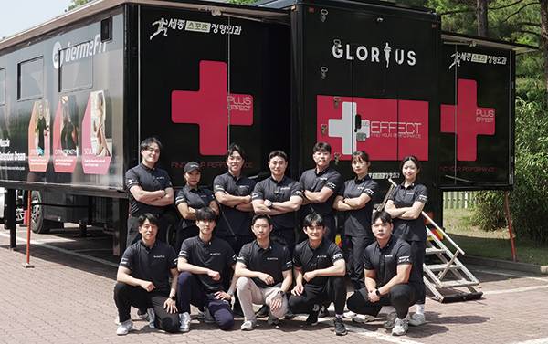 투어밴에서 선수 컨디셔닝을 돕는 팀 글로리어스 피지오 팀.