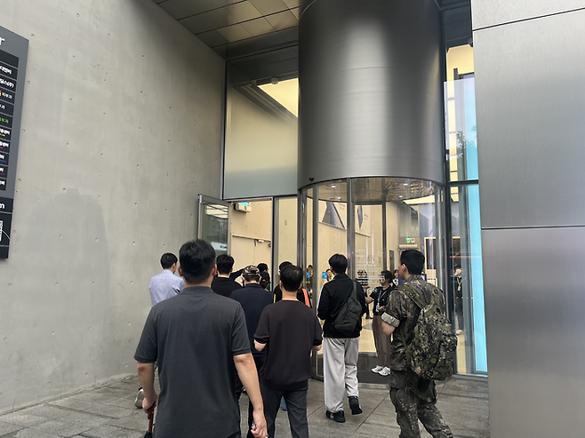 오전 10시경 삼성 강남 매장이 문을 열자 방문객들이 입장하고 있다. [사진=안서진 기자]
