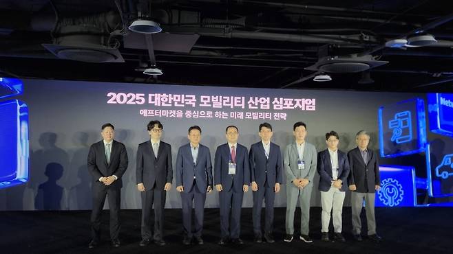 15일 충남 천안 SK렌터카 오토옥션에서 개최된 ‘2025 대한민국 모빌리티산업 심포지엄에서 참석자들이 기념 촬영을 하고 있다 (왼쪽부터) 김영훈 보스턴컨설팅그룹 파트너, 최대열 한국자동차기자협회장, 김필수 대림대학교 교수, 이정환 SK렌터카 대표이사, 배성호 국토교통부 모빌리티총괄과장, 이호근 대덕대학교 교수, 류종은 한국자동차기자협회 학술분과위원장, 허정철 한국자동차튜닝산업협회 사무총장 [천안 한창호 기자]