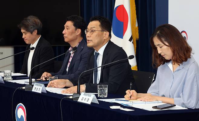 행정안전부 한순기 지방재정경제실장(오른쪽 두 번째)이 15일 정부세종청사 민원동 공용브리핑실에서 2025년 8회 정책설명회 ‘민생회복 소비쿠폰 10문 10답’을 설명하고 있다. 왼쪽부터 조석훈 재정정책과 서기관, 하종목 지방재정국장, 한 실장, 김수경 재정정책과장. [연합뉴스]