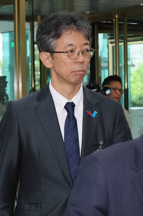 이세키 요시야스 주한일본대사관 정무공사가 15일 외교부 청사로 초치되고 있다.  연합뉴스