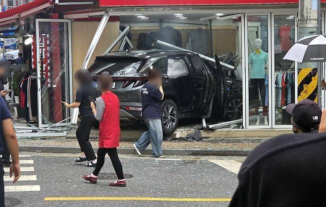 상가 건물로 돌진한 투싼 차량 모습 [사진 = 연합뉴스]