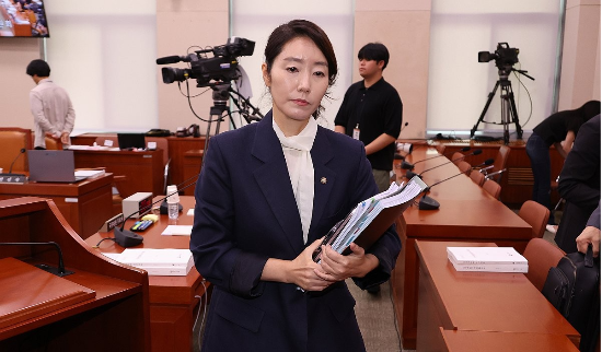 강선우 여성가족부 장관 후보자가 14일 인사청문회를 마치고 청문회장을 나가고 있다. (사진=연합뉴스)