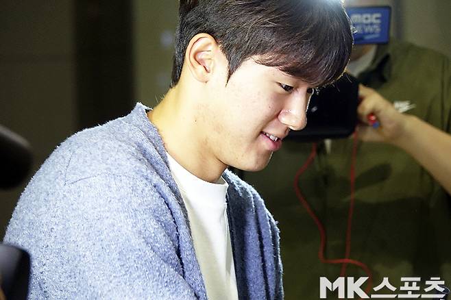 이날 인천공항을 찾은 팬들에게 사인해 주고 있는 윤도영. 사진=이근승 기자