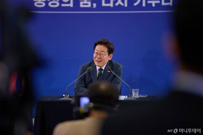 (서울=뉴스1) 이재명 기자 = 이재명 대통령이 4일 대전 유성구 대전컨벤션센터에서 열린 ‘충청에서 듣다, 충청 타운홀 미팅’에서 발언을 하고 있다. (대통령실 제공. 재판매 및 DB 금지) 2025.7.4/뉴스1 Copyright (C) 뉴스1. All rights reserved. 무단 전재 및 재배포, AI학습 이용 금지. /사진=(서울=뉴스1) 이재명 기자