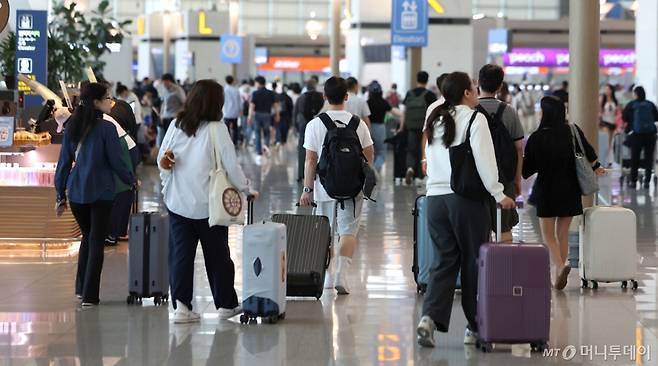 인천국제공항 제1여객터미널 출국장에서 여름 휴가철을 맞아 출국하는 여행객들이 출국 수속을 밟기 위해 이동하고 있다./사진=뉴시스