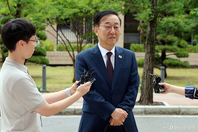 (과천=뉴스1) 황기선 기자 = 김윤덕 국토교통부 장관 후보자가 15일 오전 경기 과천시 정부과천청사에 마련된 인사청문회 사무실로 출근하며 소감을 밝히고 있다. 2025.7.15/뉴스1  Copyright (C) 뉴스1. All rights reserved. 무단 전재 및 재배포,  AI학습 이용 금지. /사진=(과천=뉴스1) 황기선 기자