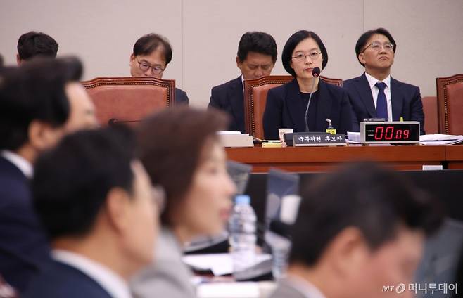 [서울=뉴시스] 김금보 기자 = 한성숙 중소벤처기업부 장관 후보자가 15일 서울 여의도 국회 산업통상자원중소벤처기업위원회에서 열린 인사청문회에서 증인 불출석, 자료 미제출 등과 관련한 의사진행 발언을 듣고 있다. 2025.07.15. kgb@newsis.com /사진=김금보