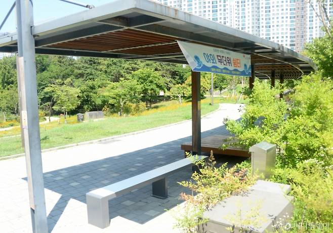 [전주=뉴시스] 김얼 기자 = 연일 무더위가 이어지고 있는 10일 전북 전주시 세병공원에 마련된 야외 무더위 쉼터조차 찾는 시민이 없이 한산한 모습을 보이고 있다. 2025.07.10. pmkeul@newsis.com /사진=김얼