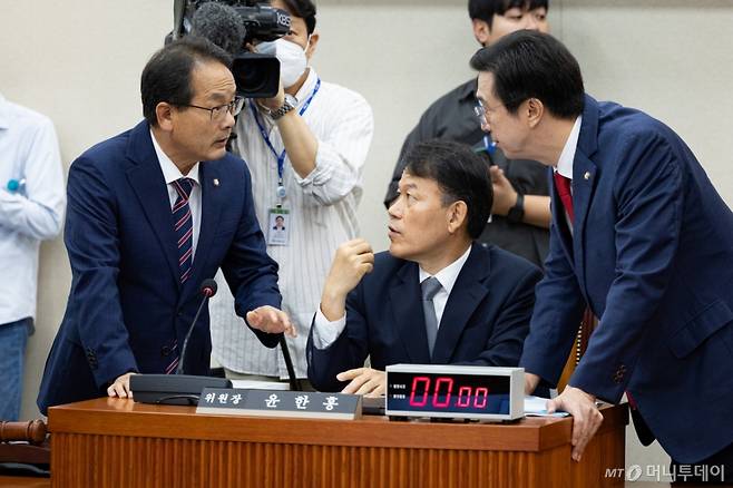 (서울=뉴스1) 유승관 기자 = 윤한홍 국회 정무위원장(가운데)과 더불어민주당 강준현, 국민의힘 강민국 간사가 15일 서울 여의도 국회에서 열린 권오을 국가보훈부 장관 후보자에 대한 인사청문회에 앞서 논의하고 있다. 2025.7.15/뉴스1  Copyright (C) 뉴스1. All rights reserved. 무단 전재 및 재배포,  AI학습 이용 금지. /사진=(서울=뉴스1) 유승관 기자