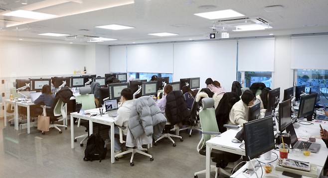 서울시 청년 일자리 정책사업 청년취업사관학교(SeSAC, 새싹)는 2030 청년 구직자들에게 디지털 신기술 분야 실무교육부터 멘토링과 취·창업 연계까지 전 과정을 지원하는 청년 디지털 인재 양성기관이다. 사진은 지난해 12월 개관한 서울 청년취업사관학교 은평캠퍼스에서 교육생들이 실습을 하고 있는 모습. /사진=뉴시스