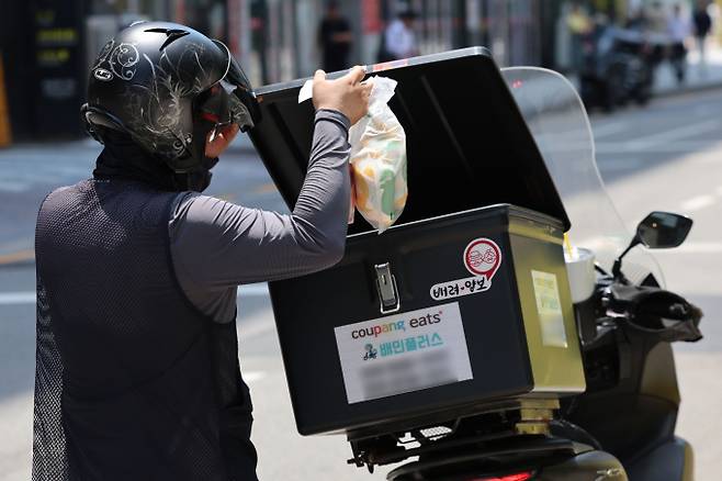 정부가 오는 21일부터 지급하는 민생회복 소비쿠폰은 배달앱에서 사용할 수 없지만 공공배달앱 땡겨요에서는 더 큰 혜택과 함께 사용 가능하다. 서울 시내 식당가에서 배달라이더들이 음식을 배달하고 있다. /사진=뉴시스