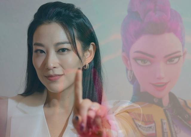 넷플릭스 ‘케이팝 데몬 헌터스’ 속 걸그룹 헌트릭스(아래 사진)의 리더 루미 역을 맡은 배우 아덴 조가 14일 문화일보와 만나 “‘우리’로 하나가 된다는 것이 이 작품의 진짜 의미”라면서 작품 속 루미처럼 검지손가락을 치켜들었다. 그래픽 파일과 사진을 결헙하는 다중 촬영 방식으로 찍었다.  백동현 기자