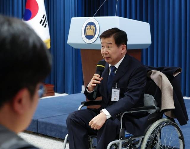 유철환 국민권익위원장이 휠체어에 앉아 발언하고 있다. 뉴시스