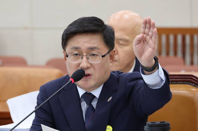 김성환 환경부 장관 후보자가 15일 서울 여의도 국회 환경노동의원회에서 열린 인사청문회에서 의원 질의에 답하고 있다.  연합뉴스