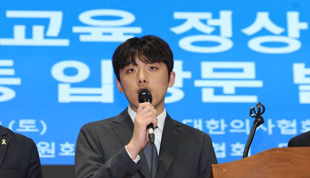 이선우 대한의과대학-의학전문대학원학생회 비상대책위원장이 12일 오후 서울 용산구 대한의사협회에서 의과대학 교육 정상화를 위한 공동 입장 발표를 한 뒤 취재진 질의에 답하고 있다. 뉴시스