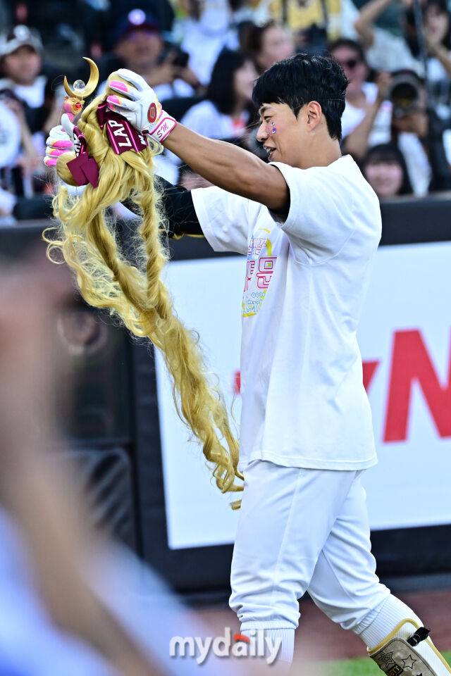 12일 대전 한화생명 볼파크 야구장에서 열린 '2025 신한 SOL뱅크 KBO 올스타' 드림 올스타(삼성·두산·KT·SSG·롯데) - 나눔 올스타(KIA·LG·한화·NC·키움) 경기. 나눔 송성문이 1회말 1사 1-2루에 세일러문으로 변장해 타석에 들어서고 있다./마이데일리