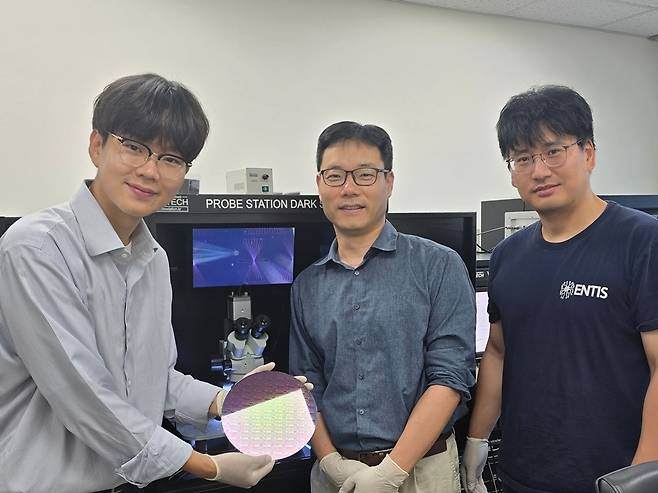 이번 연구를 수횅한 박시온(왼쪽부터) KAIST 전기및전자공학부 석박사통합과정, 이종원  충남대 교수, 최신현 KAIST 교수.[KAIST 제공]