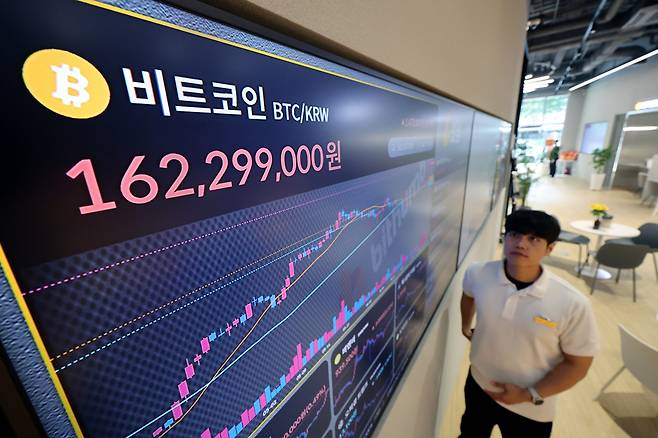 가상화폐 비트코인이 신고가를 경신한 14일 서울 서초구 빗썸라운지 강남 본점 현황판에 비트코인 시세가 표시되고 있다.  [연합뉴스]