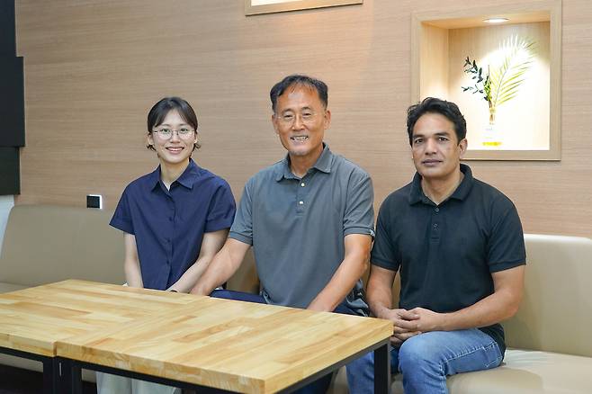 최영인(왼쪽부터) GIST 전기전자컴퓨터공학과 학생, 이흥노 교수, 데이비드 사뮤엘 바티 연구원.[GIST 제공]