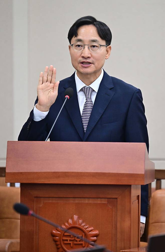 임광현 국세청장 후보자가 15일 서울 여의도 국회 기획재정위원회에서 열린 인사청문회에서 선서하고 있다.  이상섭 기자