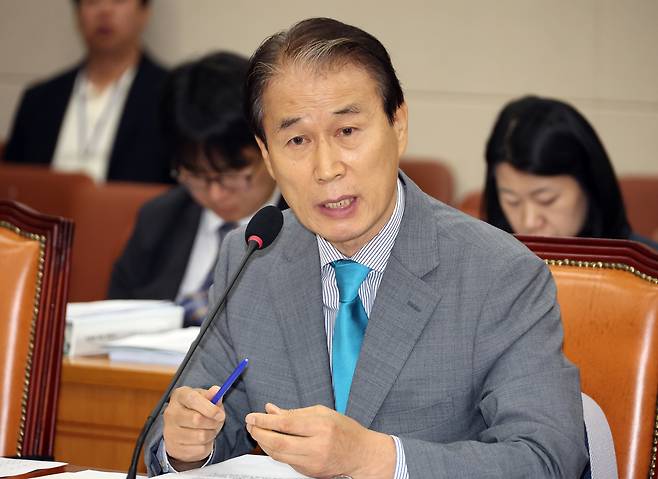 권오을 국가보훈부 장관 후보자가 15일 국회 정무위원회에서 열린 인사청문회에서 의원의 질의에 답하고 있다. [연합]