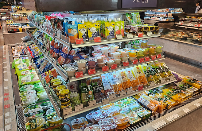 지난 14일 서울 한 대형마트 개방형 냉장고에서 냉기가 뿜어져 나오고 있다. 김광우 기자.