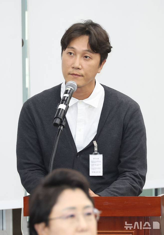 [서울=뉴시스] 고승민 기자 = 양재웅 더블유(W)진병원 대표가 23일 서울 여의도 국회에서 열린 보건복지위원회의 보건복지부 등 종합 국정감사에 증인으로 출석해 환자 사망 사건 관련 서미화 더불어민주당 의원의 질의를 듣고 있다. 2024.10.23. kkssmm99@newsis.com