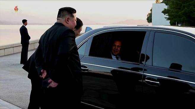 [서울=뉴시스]러시아가 이달 중 모스크바와 평양 간 직항 항공편 운항을 시작한다. 사진은 김정은 북한 국무위원장이 지난 12일 북한 원산에서 세르게이 라브로프 러시아 외무장관을 배웅하는 모습. (사진=조선중앙TV 캡처) 2025.07.15. photo@newsis.com *재판매 및 DB 금지