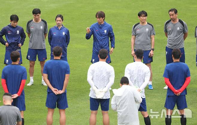 [성남=뉴시스] 황준선 기자 = 대한민국 남자 축구 국가대표팀 홍명보 감독이 14일 경기 성남시 성남종합운동장에서 훈련을 지도하고 있다. 2025 EAFF(동아시아축구연맹) E-1 챔피언십(동아시안컵)에 출전하는 대한민국 남자 축구 국가대표팀은 오는 15일 용인미르스타디움에서 일본과 경기를 치른다. 2025.07.14. hwang@newsis.com