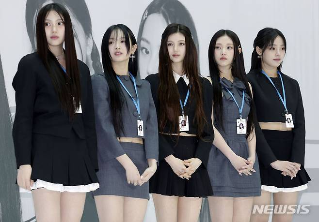 [인천공항=뉴시스] 최동준 기자 = 인천공항세관 홍보대사에 위촉된 그룹 뉴진스가 22일 인천국제공항 제1여객터미널 밀레니엄홀에서 열린 홍보대사 위촉식 행사장에서 김종호 인천공항본부세관장의 인사말을 듣고 있다. 2024.03.22. photocdj@newsis.com