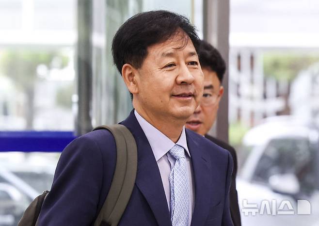 [서울=뉴시스] 김근수 기자 = 구윤철 경제부총리 겸 기획재정부 장관 후보자가 30일 서울 중구 예금보험공사에 마련된 후보자 사무실로 출근하고 있다. 2025.06.30. ks@newsis.com