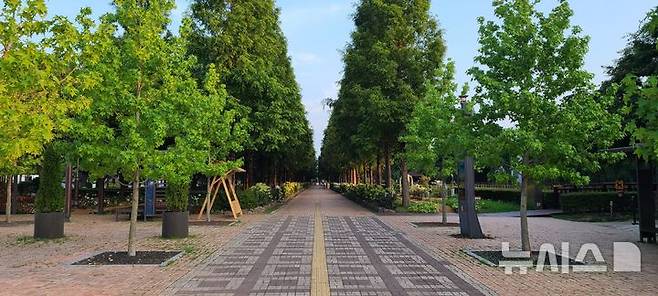 [진주=뉴시스]경남 진주시에 조성된 한 도시숲 전경.(사진=경남도 제공)