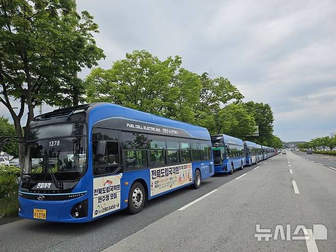 [전주=뉴시스]윤난슬 기자 = 전북 전주시는 지난 2월부터 6월까지 전북현대모터스FC 홈경기 일정에 맞춰 운행한 '1994 특별노선'이 상반기 동안 총 10회 운영되며 8809명의 시민이 탑승했다고 15일 밝혔다. (사진=전주시 제공) photo@newsis.com
