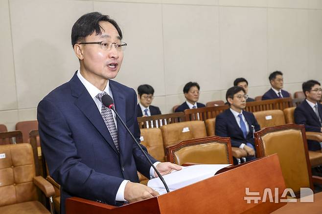 [서울=뉴시스] 조성봉 기자 = 임광현 국세청장 후보자가 15일 서울 여의도 국회에서 열린 기획재정위원회의 국세청장 인사청문회에서 모두발언을 하고 있다. 2025.07.15. suncho21@newsis.com