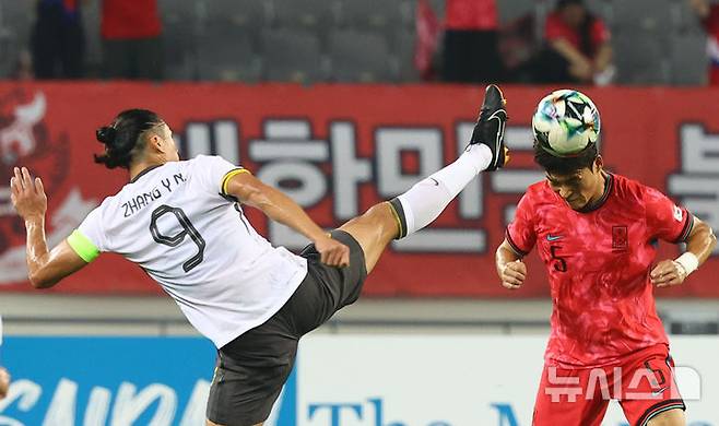 [용인=뉴시스] 박주성 기자 = 7일 경기 용인 미르스타디움에서 열린 2025 EAFF(동아시아축구연맹) E-1 챔피언십(동아시안컵) 한국 대 중국과 경기에서 한국 박진섭이 헤딩을 하고 있다. 2025.07.07. park7691@newsis.com