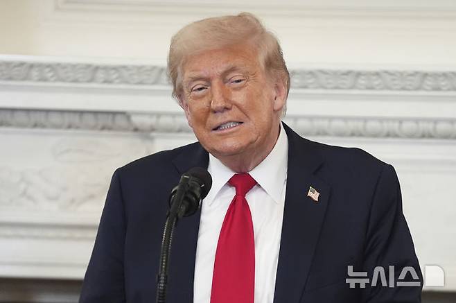 [워싱턴=AP/뉴시스]도널드 트럼프 미국 대통령이 14일(현지 시간) 백악관 스테이트다이닝룸에서 열린 종교국 오찬행사에서 연설하고 있다. 2025.07.15.