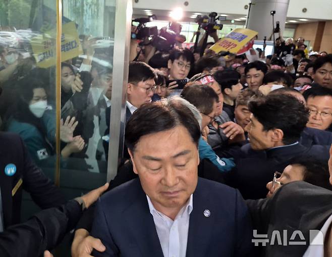 [완주=뉴시스] 김얼 기자 = 완주군민과의 대화를 위해 완주군청을 찾은 김관영 전북특별자치도지사가 25일 전북 완주군청에서 대화를 거부하는 완주-전주 통합반대 완주군민대책위원회의 거센 항의에 장내를 빠져나오고 있다. 2025.06.25. pmkeul@newsis.com